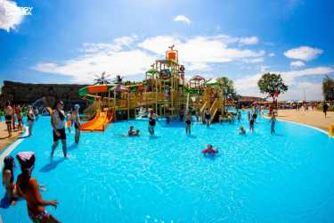 KORBIELÓW 2025 - WAKACYJNY HIT !!! Z wyjazdem do Energylandii, wycieczkami do Wiednia, na Słowację i do aquaparków. Ośrodek z basenem letnim. Kolonia 7-13 lat, obóz 14-18 lat.